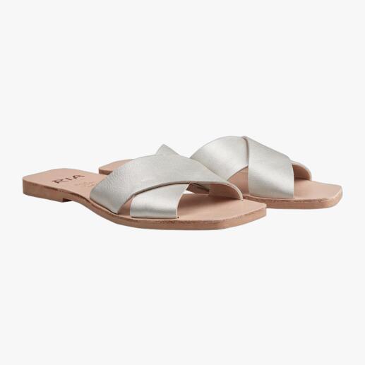 Twee RIA Menorca Cross-Strap-Flats in zilver naast elkaar