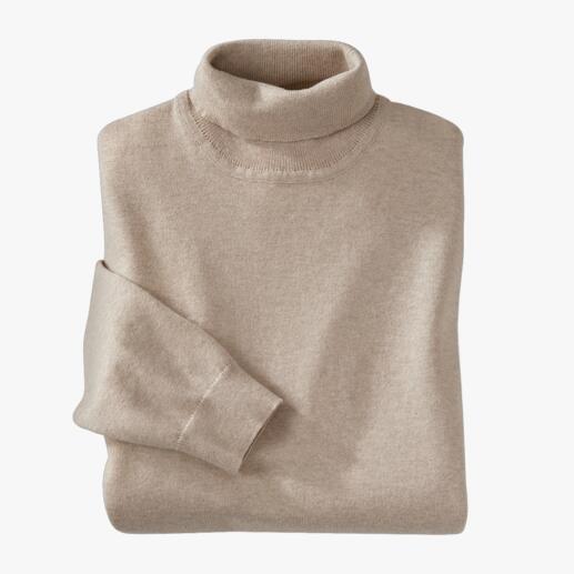 Beige fijngebreide coltrui, opgerold met één mouw.
