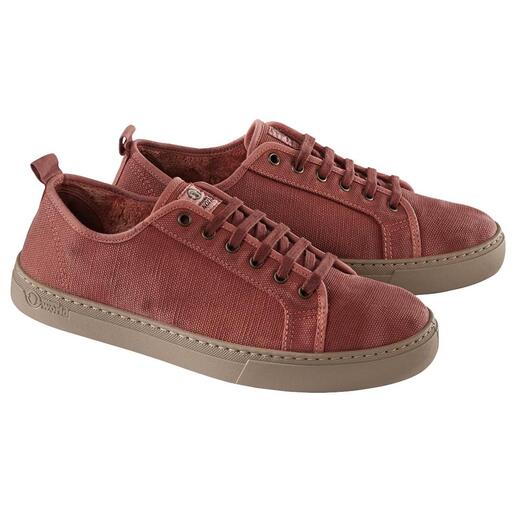 Twee baksteenrode Natural World canvas sneakers naast elkaar.