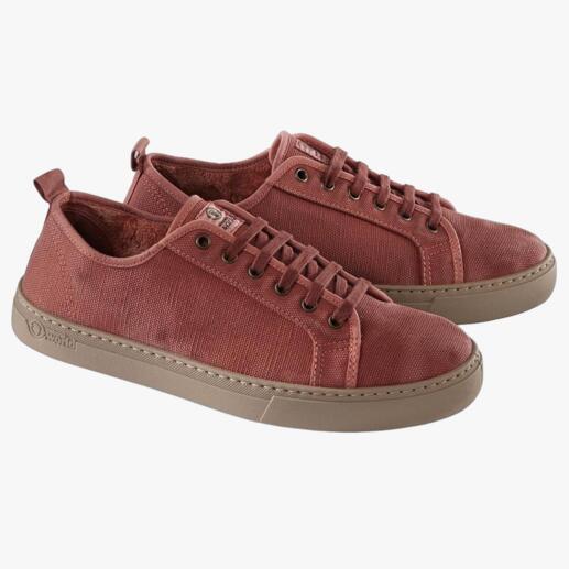 Twee baksteenrode Natural World canvas sneakers naast elkaar.