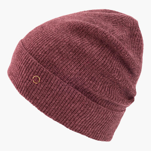 Marsala kleurige kasjmier beanie op een witte achtergrond.