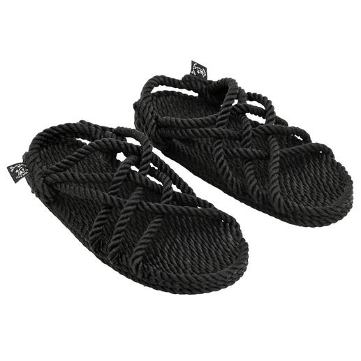 Twee zwarte touwsandalen naast elkaar, gevlochten ontwerp.