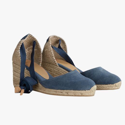Donkerblauwe Castañer espadrilles met gekruiste banden.