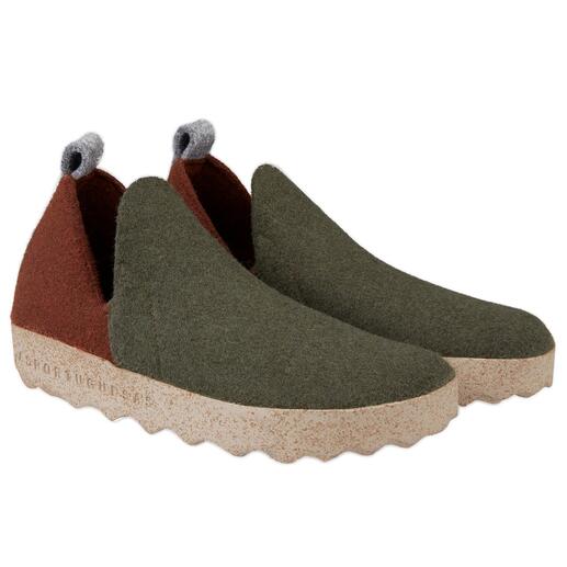 Tweede paar sneaker-huispantoffels in rood en groen