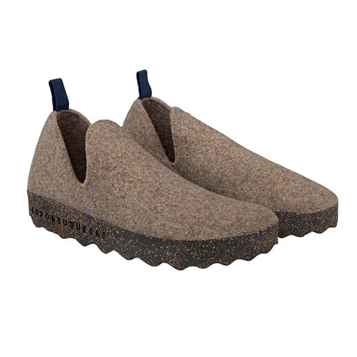 Tweede paar bruine sneaker-huispantoffels