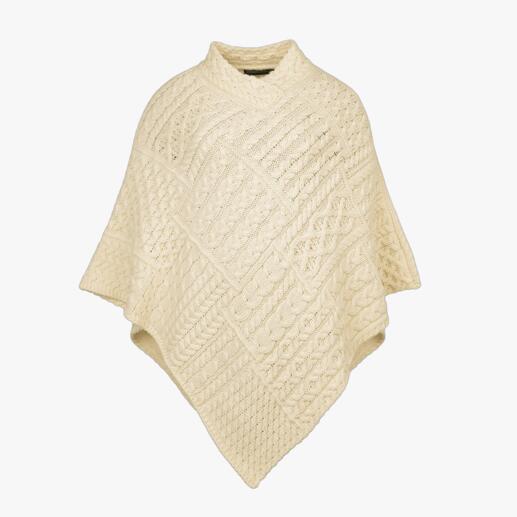 Vooraanzicht van de IrelandsEye Aran-Poncho in crèmekleurig garen.