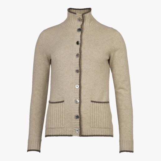 Voorkant van de Two-Ply kasjmier cardigan met knopen.