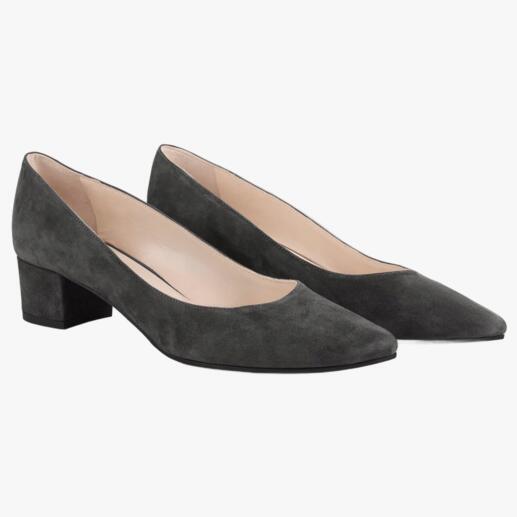 Koppel zwarte ballerina pumps van suede, driekwart uitzicht.