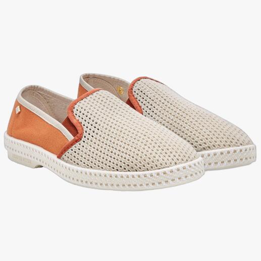 Twee beige Rivieras zomer-slippers, paar naast elkaar geplaatst.
