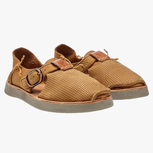 Vooraanzicht van twee paar gele Satorisan sneaker-sandalen