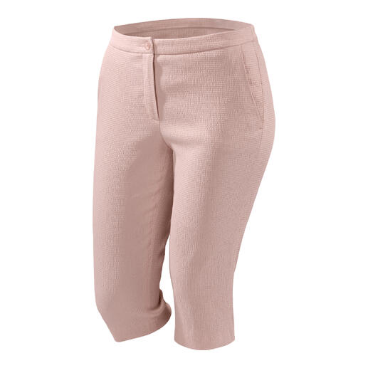 Vooraanzicht van een lichte seersucker capribroek.