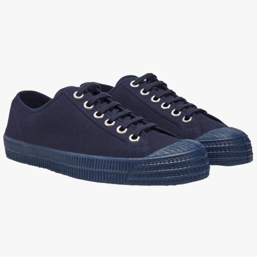 Twee Novesta Sneaker Star Master in marineblauw, samen op een witte achtergrond.
