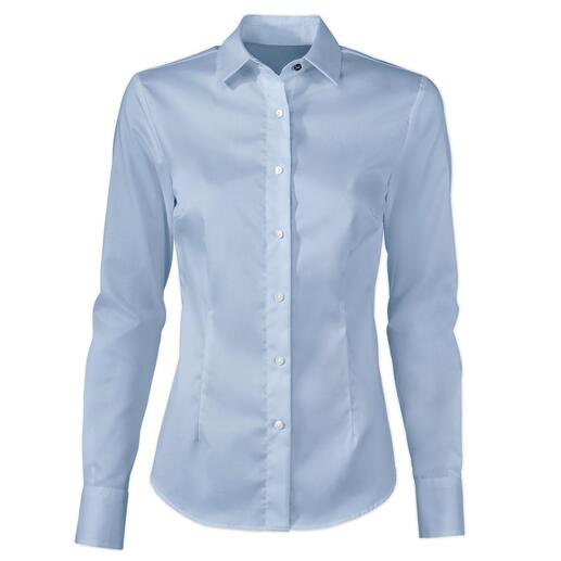 Voorkant van een lichtblauwe QuickClean-blouse met knopen.