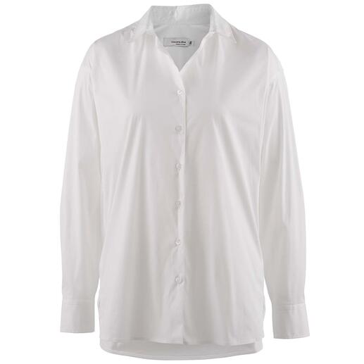 Rossana Diva basic oversized blouse Modieuze update voor de witte basic blouse: lange oversized pasvorm en zijinzet met zakken.