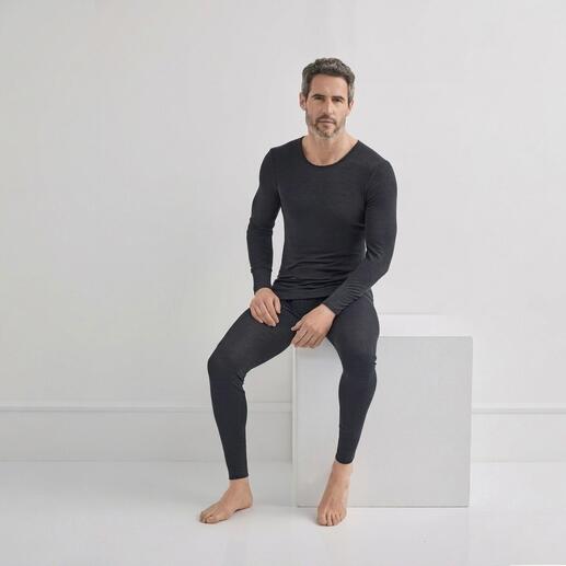 Man zit in een anthraciet Woolen Silk langarmshirt en lange broek