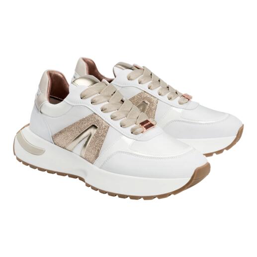 Moderne witte glamour sneakers met gouden accenten.