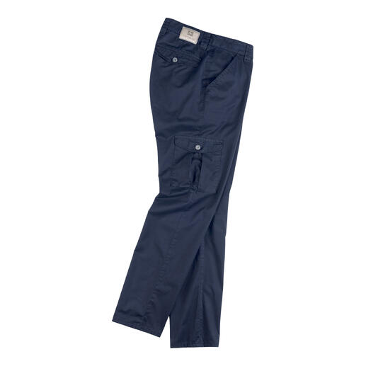 Cargo-broek in donkerblauw met meerdere zakken.