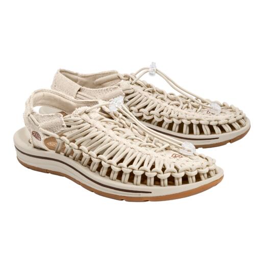 Paar KEEN Outdoor-sandalen Uneek in natuurlijke kleur op witte achtergrond.