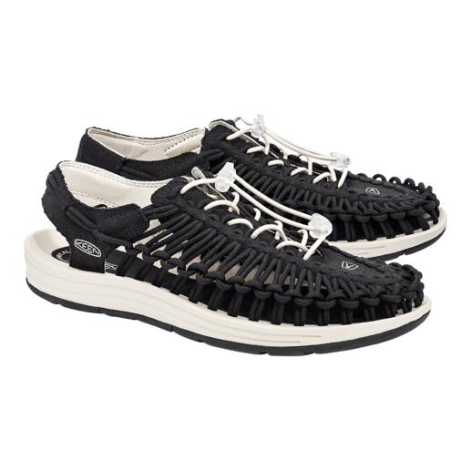 Paar KEEN Outdoor-sandalen Uneek in zwart/wit op een witte achtergrond.
