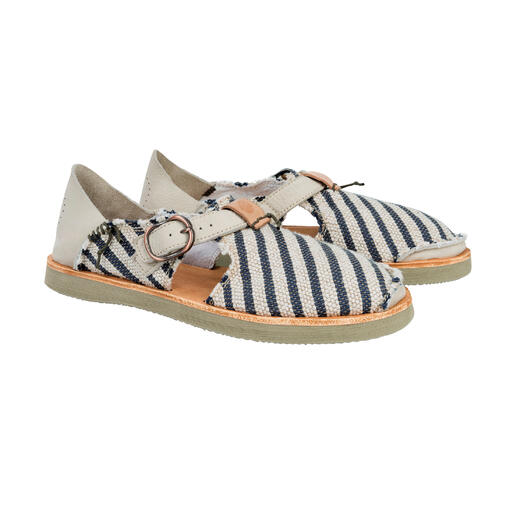 Twee Satorisan canvas sneaker sandalen in blauw-wit op een tafel