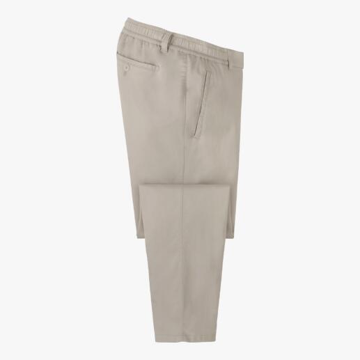 Beige chinosbroek vanuit een zijaanzicht.