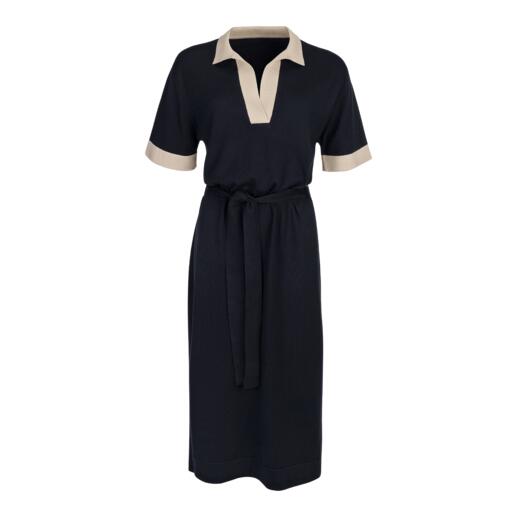 Vooraanzicht van een navyblauwe jurk met beige mouwen en riem.