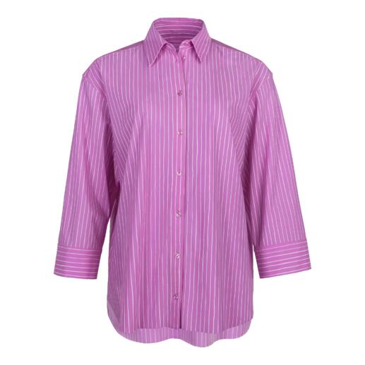 Vooraanzicht van een roze gestreepte blouse met knopen.