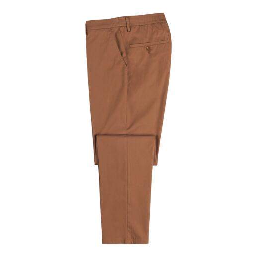Bruine chino's van de zijkant gevouwen.