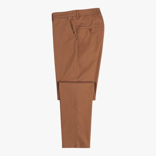 Bruine chino's van de zijkant gevouwen.