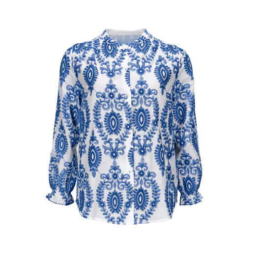 Blau en wit blouse met lange mouwen op een witte achtergrond.