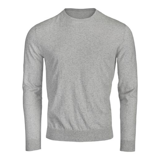 Grijze zomer-tweed pullover op lichte achtergrond.