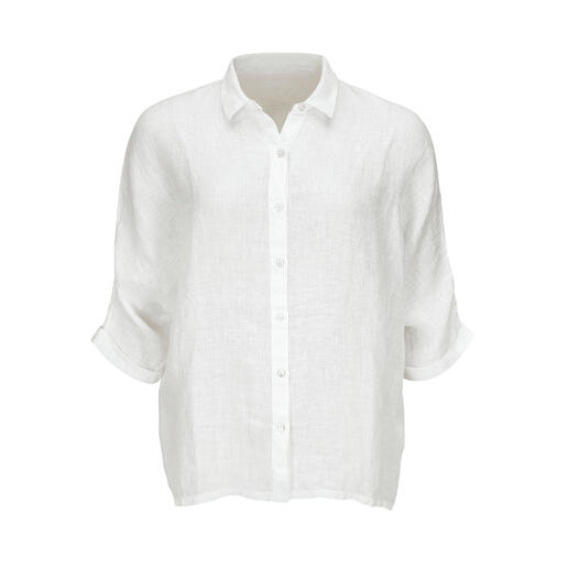 Witte linnen blouse op lichte achtergrond.
