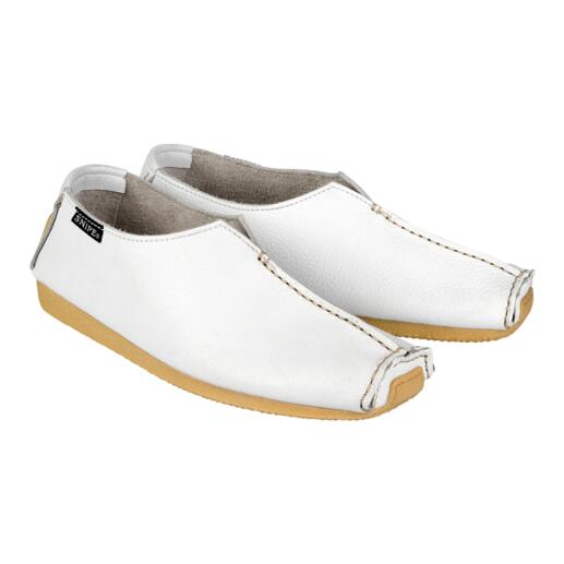 Twee witte Snipe® comfortabele slippers van voren.