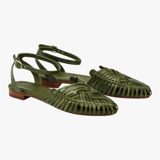 Twee olijfgroene gevlochten leren sandalen van Allan K naast elkaar