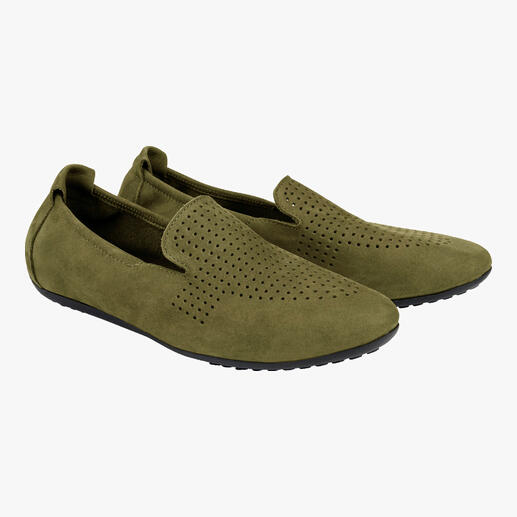 arche zomerloafers in olijf groen, paarzicht met geperforeerd ontwerp