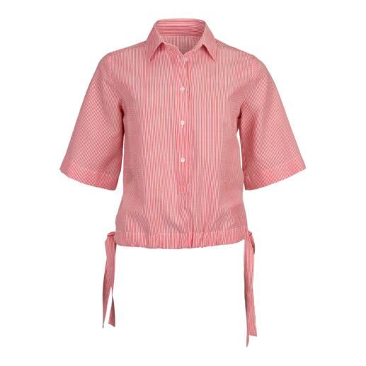 Vrouw in een rode seersucker boxy blouse, maat 34.