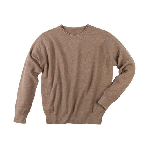 Beige trui met ronde hals op een witte achtergrond