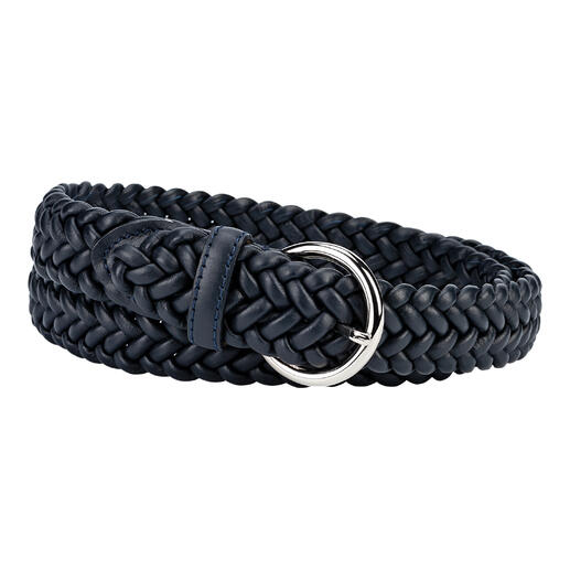 Elastische leren gevlochten riem in navy, liggend op een tafel.
