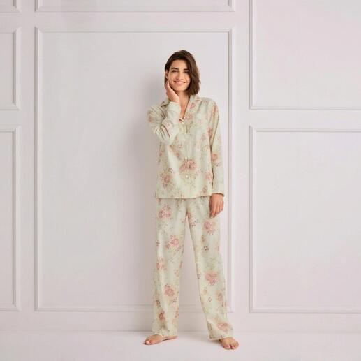 Vrouw in een bloemen Ralph Lauren pyjama staat in een lichte kamer.