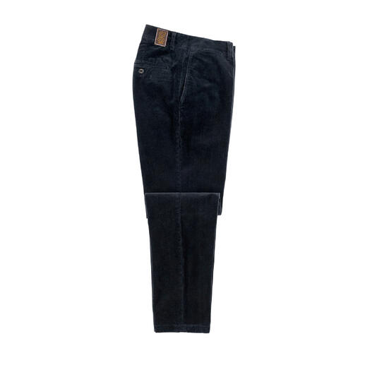 Zwarte fluwelen broek, liggend op een tafel met open zakken.