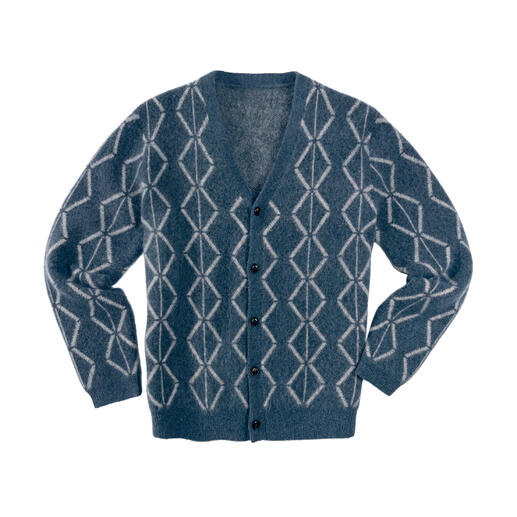 Blauwe geborstelde alpaca cardigan met ruitpatroon op een witte achtergrond.