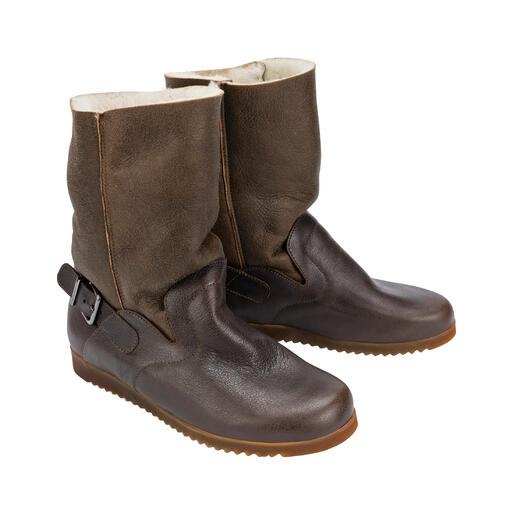 Bruine soft bikerboots met een zijgesp en een zachte voering.