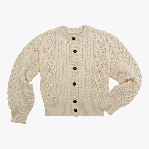 Gebreide Aran-cardigan in wolwit met knopen op een witte achtergrond.