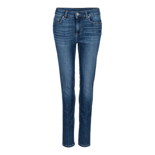 Vooraanzicht van blauwe jeans met normale pasvorm.