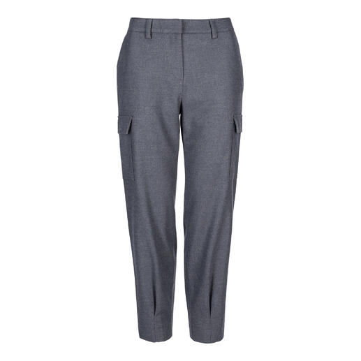 Cargo wolbroek in grijze kleur, van voren getoond.