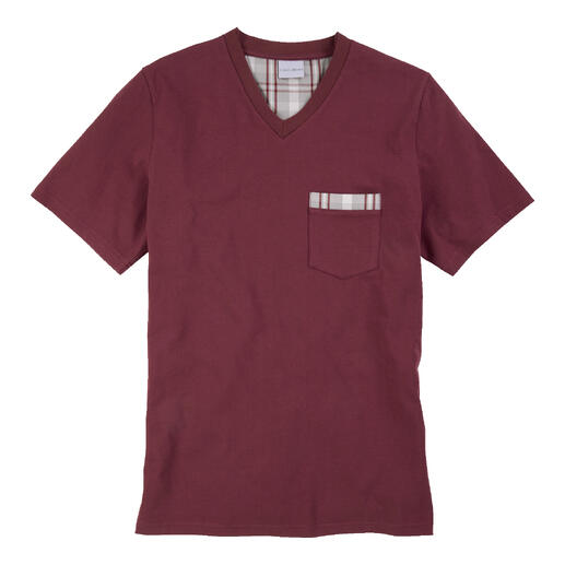 Bordeaux t-shirt met v-hals in maat 48 met een borstzak.