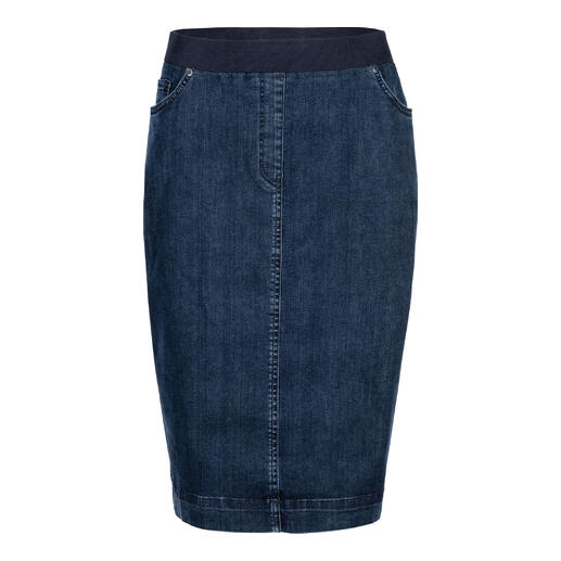 Vooraanzicht van een blauwe jeansrok met elastische taille en smalle pasvorm.