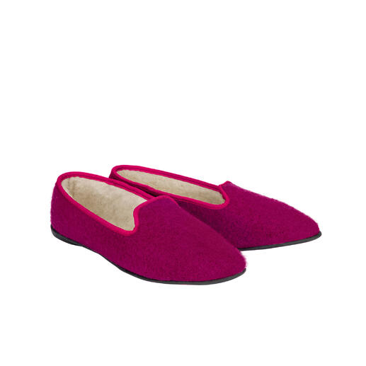 Twee fuchsia walk-slippers naast elkaar op een witte achtergrond.