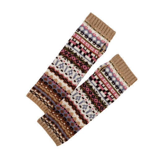 Jacquard polswarmers in amandel multicolor ontwerp op een witte achtergrond.