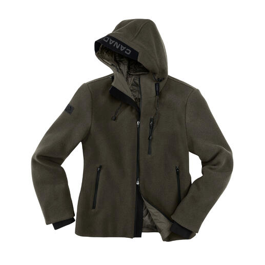 Groene wol-fleecejacke met capuchon op een witte achtergrond.